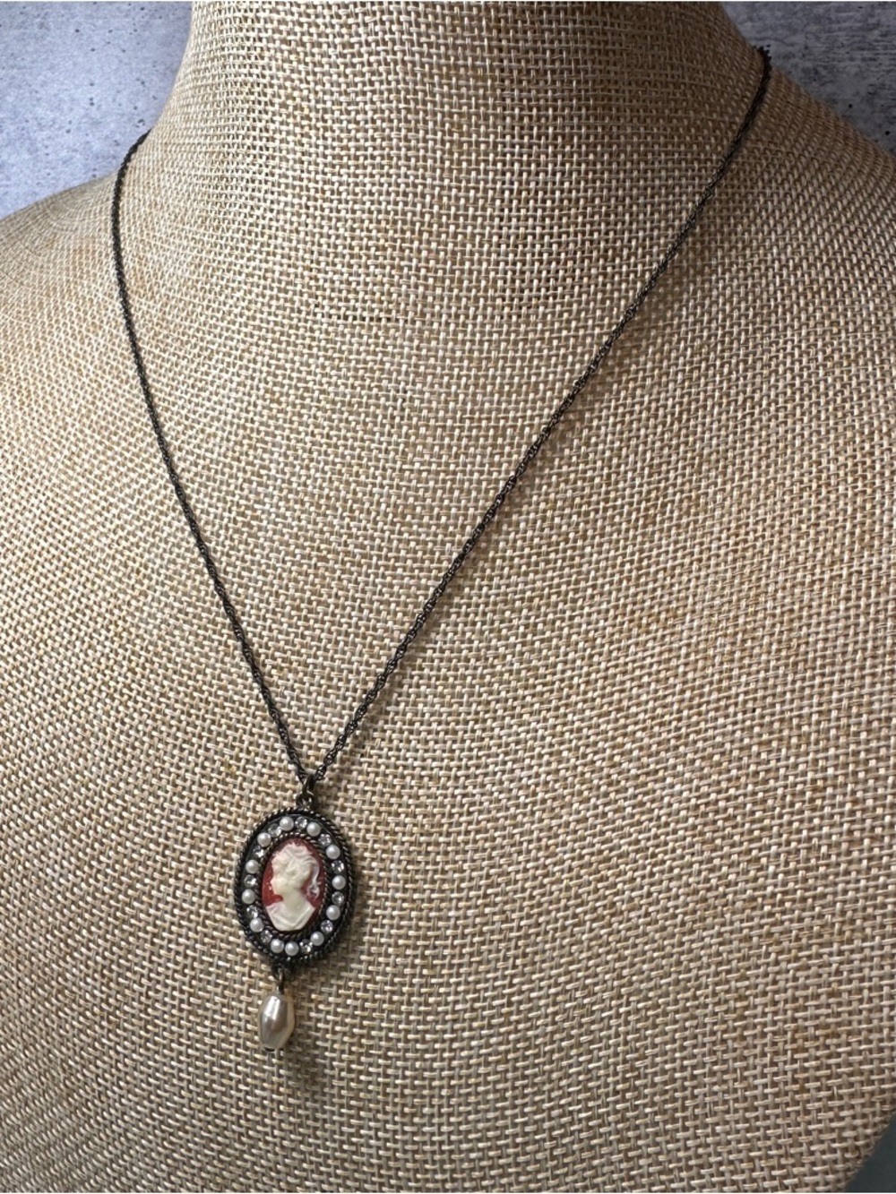 Antique-Style Cameo Pendant Necklace in Black and Cream